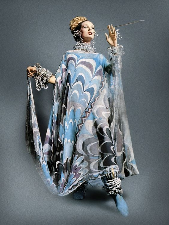 Caftan, moves with the Air and with the Body